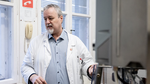 Vállvetve a Richterrel: így változtatta meg egy BME-s vegyészmérnök oktató-kutató milliók életét