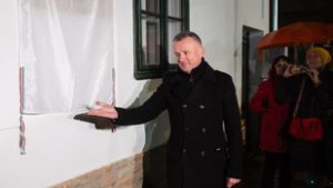 Emléktáblát avattak Krasznahorkai László szülői házánál Gyulán