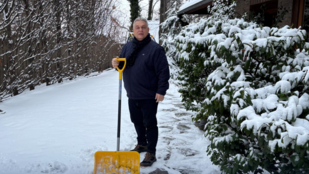 „Kiszabadultunk” – Orbán Viktor hólapáttal a kezében jelentkezett