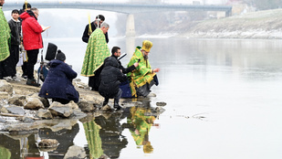 Három csodát ünneplünk január 6-án, és ennek örömére még a jeges vízbe is beugrunk