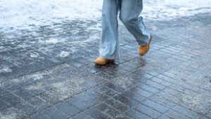 Figyelmeztet a szakember, nem mindegy, mivel sózzuk a járdát