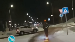 Életveszélyes jelenetek a jeges utakon, nem a legjobb ötlet ilyenkor rollerezni