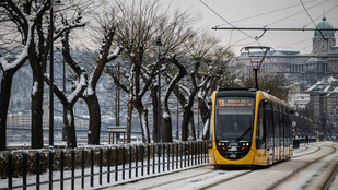 Kiadták a riasztást, szerdán is jelentős havazás bénítja meg az országot