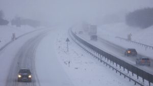 Óriási káoszt okozott a kedd esti havazás: országszerte sok a baleset, sorra akadnak el az autók