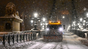 Utolsó tartalékait is mozgósította Budapest, a hókotró gépek megkerülték a Földet