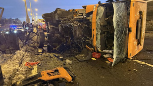 Szörnyű baleset volt az M3-ason, teljes szélességben lezárták a kivezető szakaszt