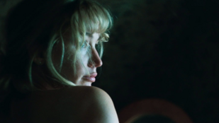 Jennifer Lawrence ledobja a textilt, és átadja magát az őrületnek