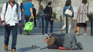 Egy hajléktalan a nyilvános koldulás tilalma miatt az Alkotmánybírósághoz fordult