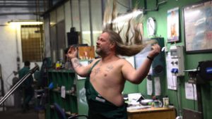 Félmeztelen csepeli melósok olvasztják a szíveket acél helyett nyugaton