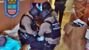 Piros Suzukival rabolt el egy 21 éves férfit: a rendőrök elfogták az utolsó elkövetőt is