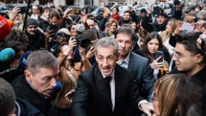 Szabadulása után Lourdes-ba ment imádkozni Nicolas Sarkozy, majd börtönnaplójával letarolta a könyvpiacot