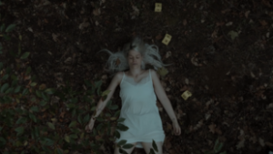 Sokkoló eszközökkel, érzelmi hitelességgel hat a klip