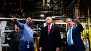 Donald Trump ellátogatott egy gyárba, majd kiabálva bemutatott a neki üvöltöző dolgozónak