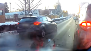 Balesettel végződött egy egyszerű manőver, balra kanyarodás közben ütköztek össze a kocsik