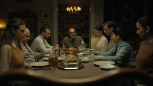 Ez a család nem az, aminek látszik, minden gesztus mögött rejtett fenyegetés húzódik