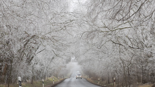 Veszélyes időjárás bénítja meg az országot, jön az újabb adag ónos eső