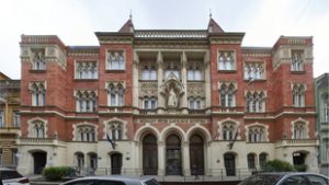 Döntött a bíróság, vissza kell venni az LMBTQ-tanulmánya miatt kirúgott oktatót a Pázmányra