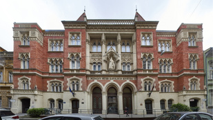 Döntött a bíróság, vissza kell venni az LMBTQ-tanulmánya miatt kirúgott oktatót a Pázmányra