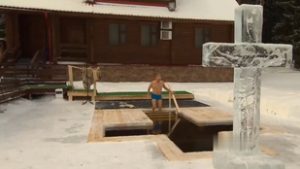 Vlagyimir Putyin nyakig merült a jeges vízben az ortodox vízkereszt alkalmából