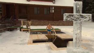 Vlagyimir Putyin nyakig merült a jeges vízben az ortodox vízkereszt alkalmából