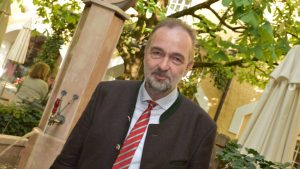 Bemutatjuk a Habsburgot, aki páros lábbal szállt bele Orbán Viktorba