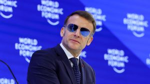 Emmanuel Macron napszemüvegben lépett a davosi színpadra, azonnal beindultak a találgatások
