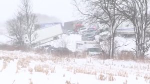 Hatalmas tömegkarambol volt egy autópályán az Egyesült Államokban, több mint száz jármű ütközött egymással