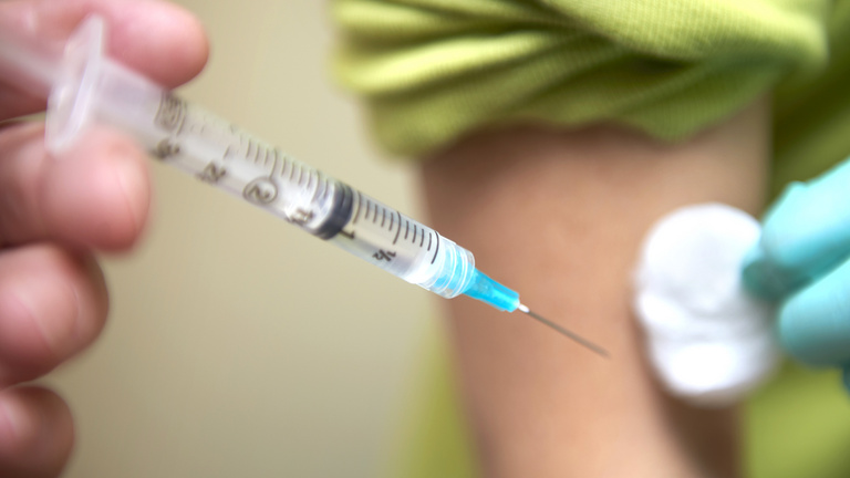 Felfedezték, hogy egy ismert betegség elleni vakcina lassíthatja az öregedést