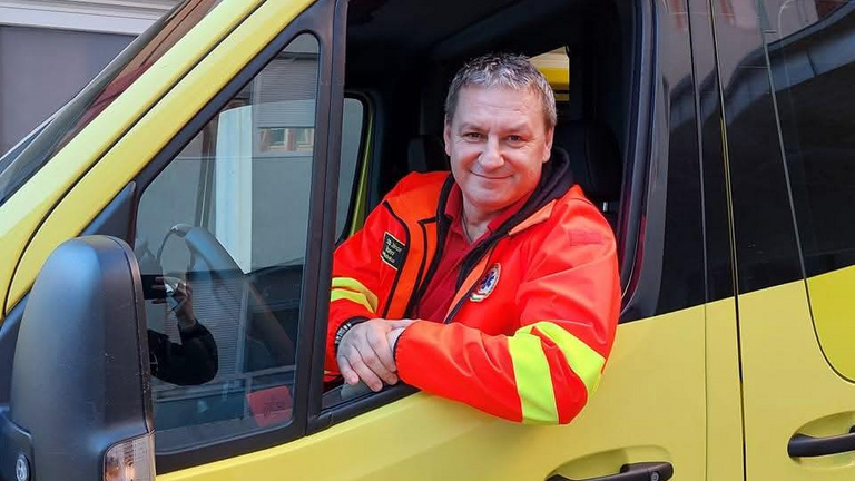 Szabadnapos mentő mentett meg egy édesanyát és két gyermekét