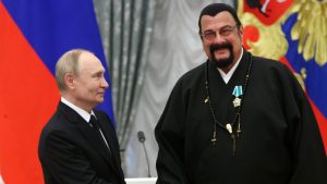 A Putyinhoz hűséges Steven Seagal eladja moszkvai villáját – így néz ki belülről a luxusingatlan