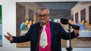 Kis hiján lebontotta a tömeg a galéria falait drMáriás polgárpukkasztó életműkiállításán