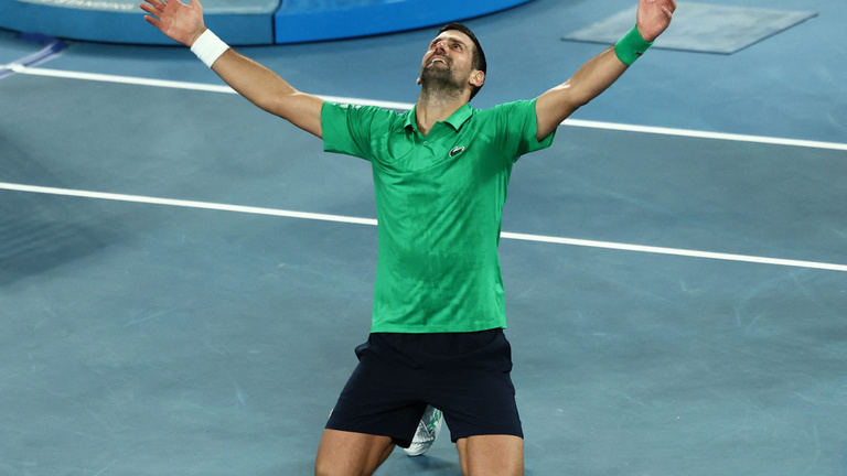 Szenzáció Melbourne-ben: a 38 éves Novak Djokovics ötszettes csata után jutott döntőbe