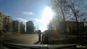 Áthajtott a piroson, majd rendőrök elől menekült egy autós Békéscsaba belvárosában