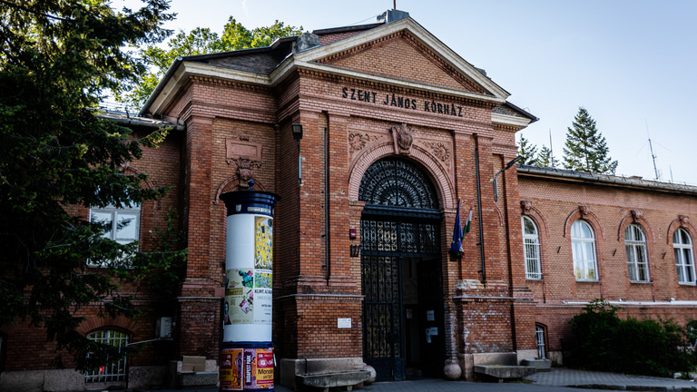 Szennyvíz kezdett ömleni a Szent János Kórházban a plafonból