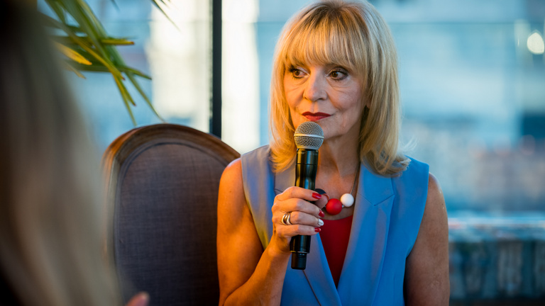 Szily Nóra játékra invitálta követőit a híressé vált hálószoba ügyében