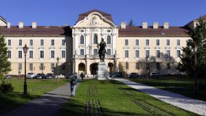 Leszedette az uniós zászlókat az agráregyetemről a rektor