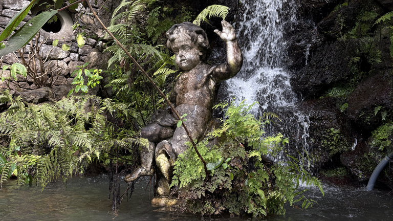 Ebben a turistaparadicsomban mindenki ugyanazt a testrészt simogatja