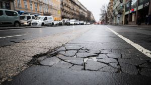 „Annyi kátyú van, hogy már nem lehet közlekedni﻿”