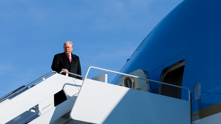 Donald Trump végre elmondta, hogy miért nem alszik soha a repülőgépeken