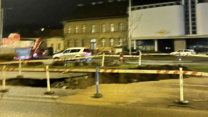 Hatalmas lyuk tátong a Bécsi úton, lezártak két sávot
