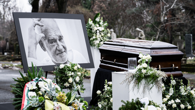 Krasznahorkai László hazajött barátja temetésére, beszédet is mond