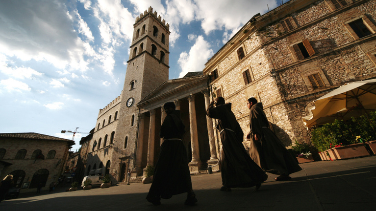 Történelmi pillanat Assisiben: nyilvánosan bemutatják Szent Ferenc földi maradványait