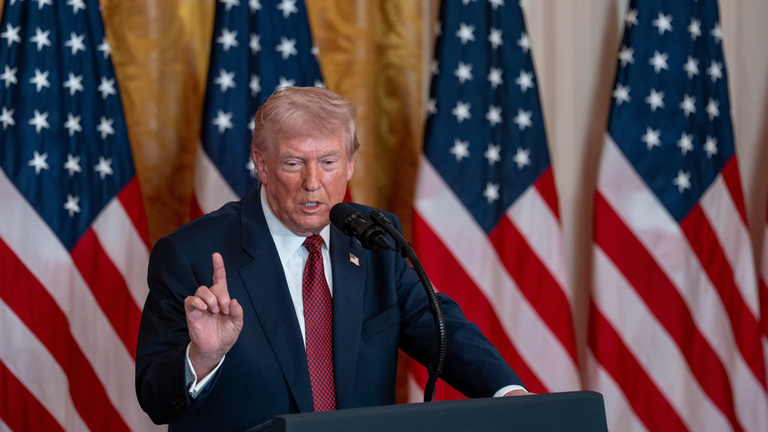 Donald Trump megfenyegette a demokratákkal együtt szavazó republikánusokat