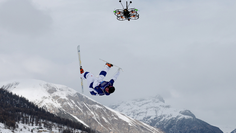 Lélegzetelállító drónfelvételeken a téli olimpia, páratlan látvány, félelmetes sebesség – videó