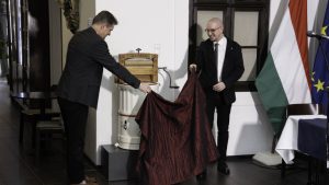 Ritka műtárgyat ajándékozott egy múzeumnak a Kincsvadászok egyik szakértője