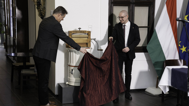 Ritka műtárgyat ajándékozott egy múzeumnak a Kincsvadászok egyik szakértője