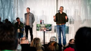 Elképesztő ordibálásig fajult Lázár János fóruma, a miniszter folyamatosan próbálja nyugtatni a helyzetet