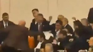 Tömegverekedés tört ki a török parlamentben egy miniszter kinevezése miatt