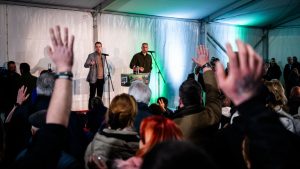 Ez a fickó legalább nem keni el a sz*rt – Rajongás és gyűlölet a péceli Lázárinfón