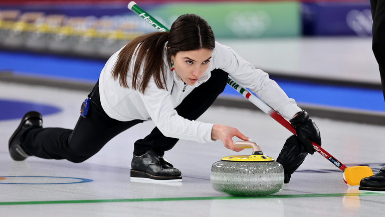 Az olaszok megigéző tekintetű és temperamentumos curlingeséből tökéletes Bond-lány lehetne